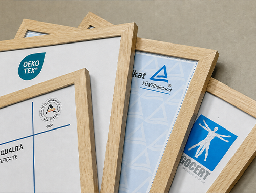 Certificazioni incorniciate dentro dei quadretti.
