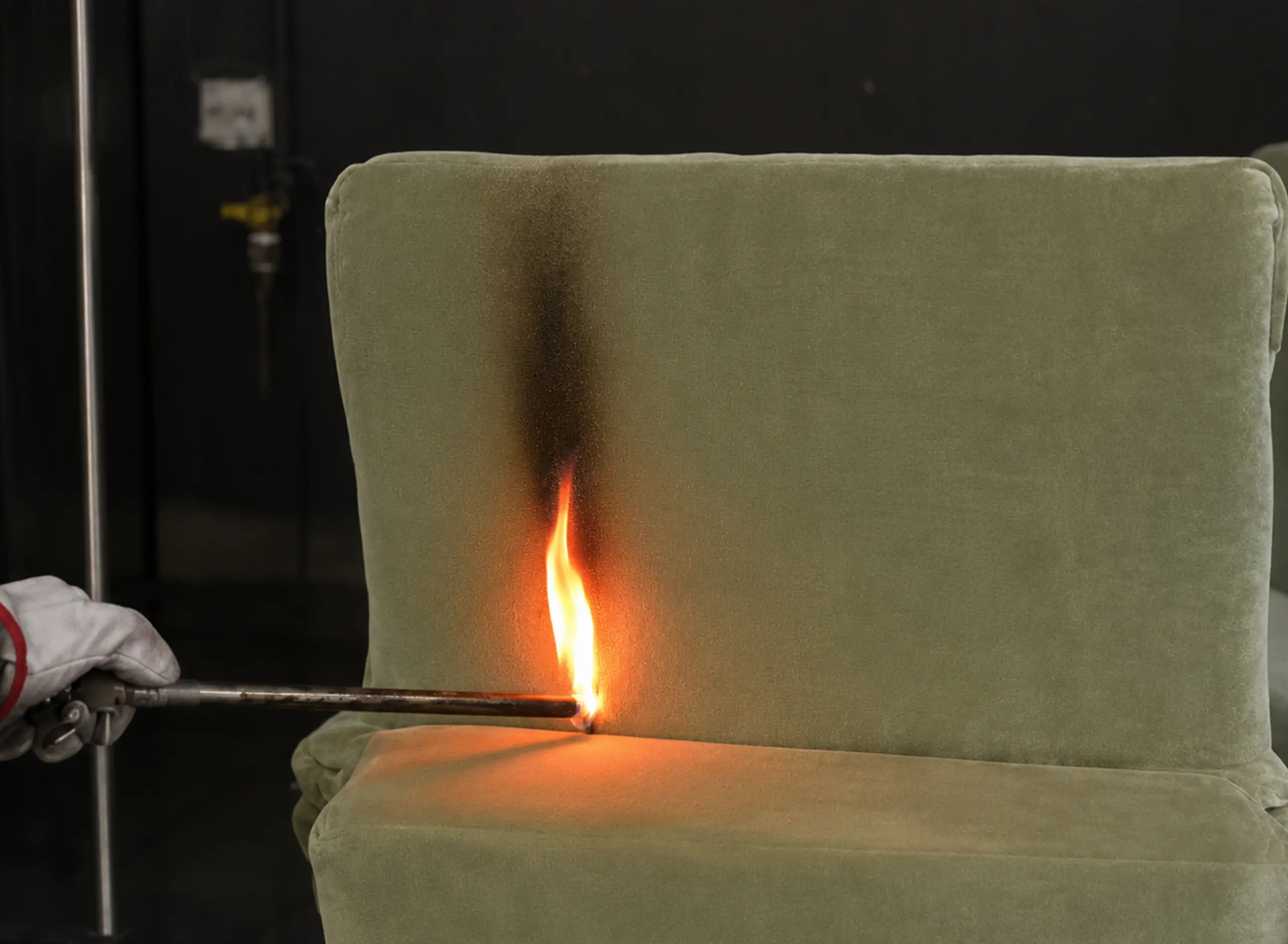 Un blocco di materiale viene incendiato per testarlo.