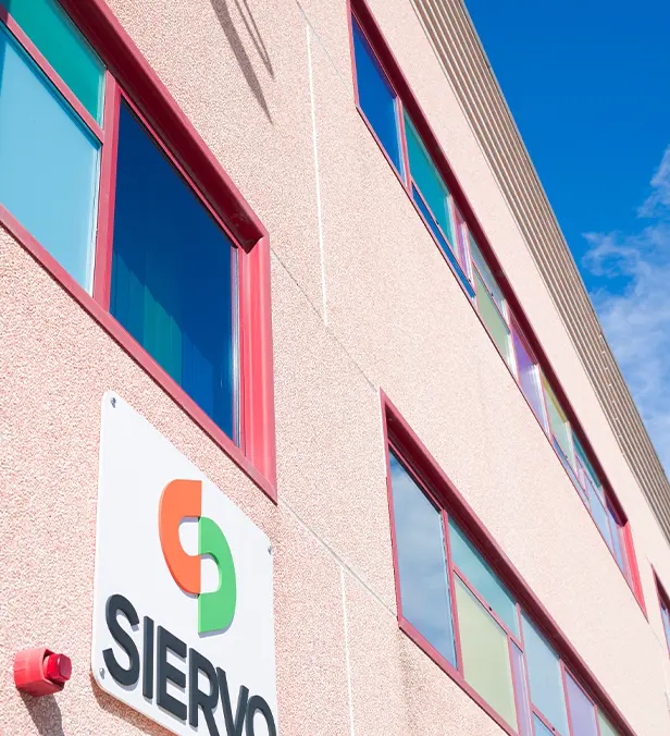 Dettaglio della facciata dell'azienda Siervo Plast.