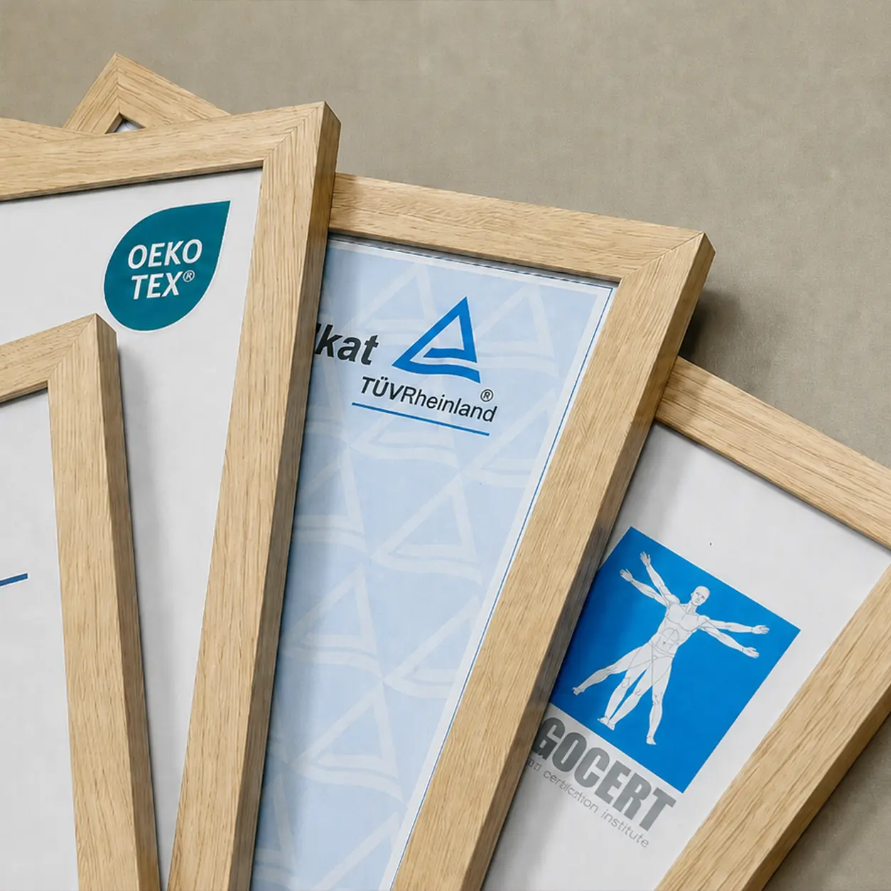 Certificazioni incorniciate in quadretti.