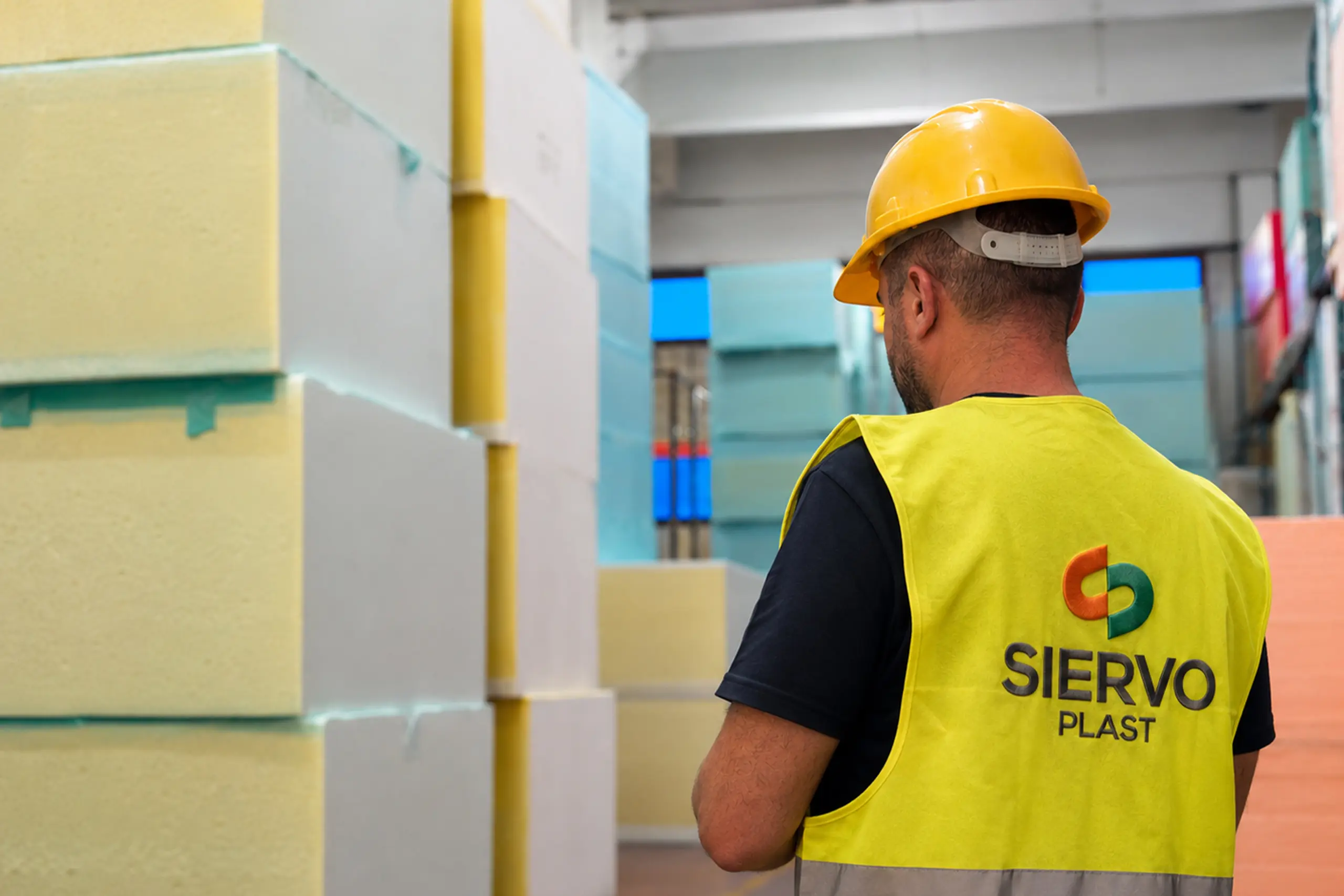 Un operaio Siervo Plast controlla la qualità dei prodotti in magazzino.
